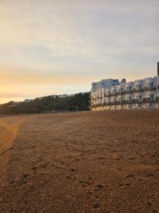 Ein leerer Parkplatz mit einem Gebäude im Hintergrund in der Unterkunft Spacious - 8ight Havens in Folkestone