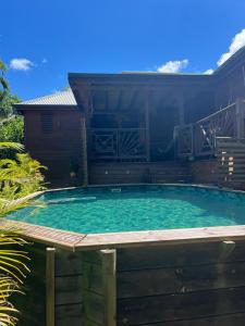 a large swimming pool in the backyard of a house at La kaz à pépés, charmant logement avec piscine in Lamentin