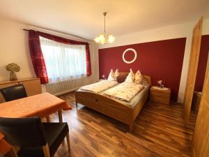 Postel nebo postele na pokoji v ubytování Ferienwohnung Weinbergblick