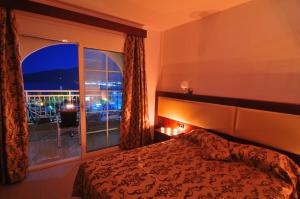 Ένα ή περισσότερα κρεβάτια σε δωμάτιο στο Hotel Emerald and Suites