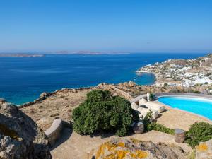 una vista aérea de una piscina en lo alto de un acantilado en Villa Tavani Agios Ioannis Mykonos, en Agios Ioannis Mykonos