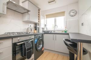 Dapur atau dapur kecil di Luxury Apt with 2 bathrooms n Free Parking