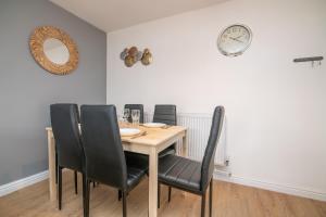 Gambar di galeri bagi Luxury Apt with 2 bathrooms n Free Parking di West Bromwich