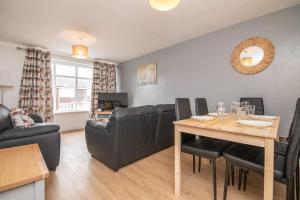 Posezení v ubytování Luxury Apt with 2 bathrooms n Free Parking