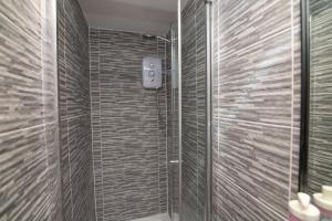 Bilik mandi di Luxury Apt with 2 bathrooms n Free Parking
