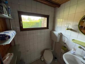 Ένα μπάνιο στο Urige Blockhütte direkt am Waldrand
