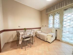 un soggiorno con un tavolo e un divano di Ginevra Pineto Vacanza a Pineto