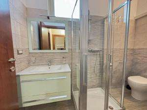 un bagno con doccia, lavandino e WC di Ginevra Pineto Vacanza a Pineto