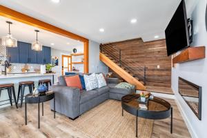 ein Wohnzimmer mit Couch und Tisch in der Unterkunft Spacious 3BR Home Sleeps 8 Private Backyard in Everett