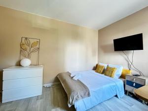 Postel nebo postele na pokoji v ubytování L'Emailleur studio cosy et tout équipé