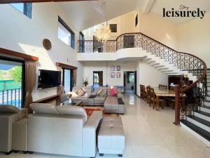 Khu vực ghế ngồi tại Stay Leisurely Havenwood Villa 4BHK, Lonavala