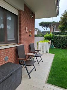 A garden outside CASA del SOLE APARTMENTS with garden