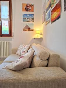 A seating area at CASA del SOLE APARTMENTS with garden