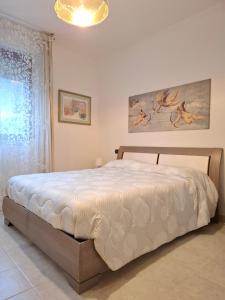 A bed or beds in a room at CASA del SOLE APARTMENTS with garden