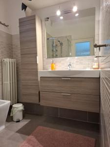 A bathroom at CASA del SOLE APARTMENTS with garden