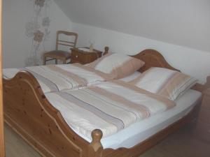 Postel nebo postele na pokoji v ubytování Ferienwohnung-West + 2 fotografie