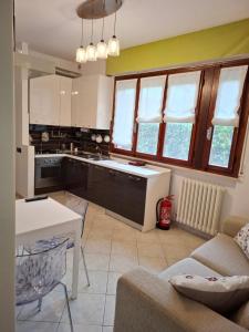 A kitchen or kitchenette at CASA del SOLE APARTMENTS with garden