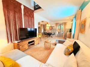 TV a/nebo společenská místnost v ubytování La Casa Del Ju Lya 4 étoiles