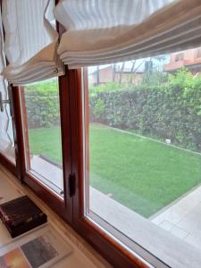A garden outside CASA del SOLE APARTMENTS with garden