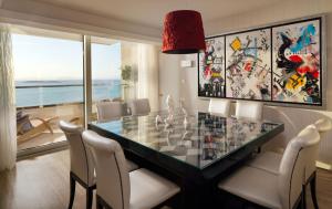 Een zitgedeelte bij Divani Apollon Palace & Thalasso