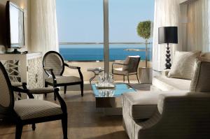 Een zitgedeelte bij Divani Apollon Palace & Thalasso