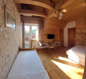 een slaapkamer met een bed, een bureau en een televisie bij Agroturystyka Żabi Dwór in Ostrzyce +93 foto's