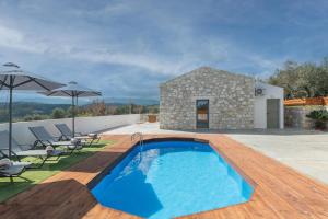 a swimming pool on the roof of a house at Villa Lakioto in Dhémbla