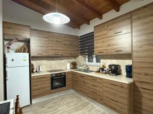 Kuchyň nebo kuchyňský kout v ubytování Villa Asterousia with Heated Jacuzzi, BBQ & Lounge