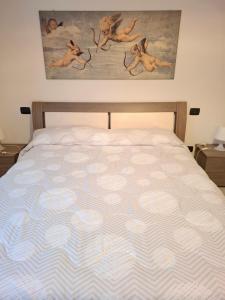 A bed or beds in a room at CASA del SOLE APARTMENTS with garden