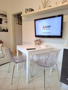 A television and/or entertainment centre at CASA del SOLE APARTMENTS with garden