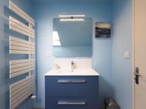 Un baño azul con lavabo y espejo. en Ti Ma Zud, en Pleumeur-Bodou 16 fotos más