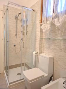 A bathroom at CASA del SOLE APARTMENTS with garden