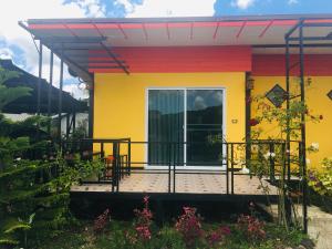 a small yellow house with a red roof at น้ำหนาวโฮมสเตย์เขาค้อ2 in Campson