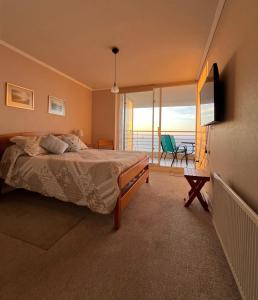 Un dormitorio con una cama y vista al mar. en Euromarina 1,Espectacular vista ! Playa Cochoa, en Viña del Mar 29 fotos más