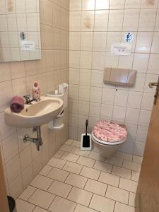 Koupelna v ubytování Ferienwohnung Nagoldtalblick + 14 fotografií