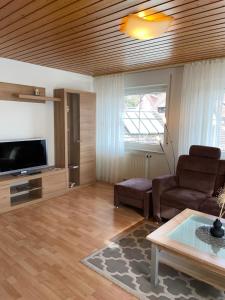 TV a/nebo společenská místnost v ubytování Ferienwohnung Nagoldtalblick