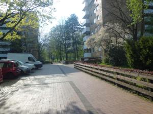 ハノーファーにあるUrban Wohnung - Zentral und doch in der nähe eines Parksの車が停まるレンガ道路