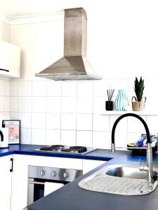 Nhà bếp/bếp nhỏ tại Spritz on Scarborough +45 ảnh