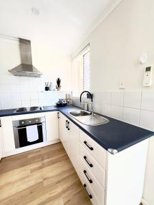 Nhà bếp/bếp nhỏ tại Spritz on Scarborough