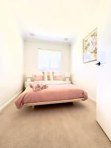 Giường trong phòng chung tại Spritz on Scarborough