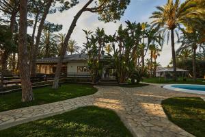 Bazén v ubytování El Oasis Villa Resort nebo v jeho okolí