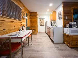 Gallery image of Cozy cabin Steps from Lake and Board walk, 5 min RMNP, Moose Lodge Studio in Grand Lake