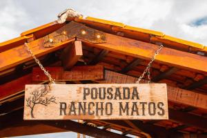 a wooden sign that reads pueblo rancho marios at Pousada Rancho Matos in Santo Amaro