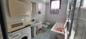 CASA AL LAGO D'ISEO VISTA PANORAMICA في بريدور: حمام صغير مع حوض ومرحاض +19 صورة