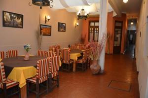 un restaurante con mesa y sillas en una habitación en Hotel La Giralda en Salta