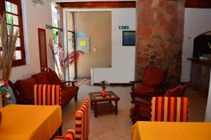 sala de estar con sofás, sillas y mesa en Hotel La Giralda en Salta
