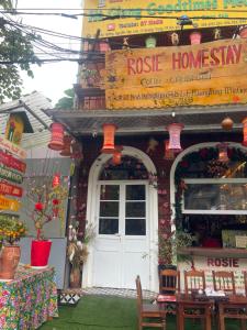 una fachada de una casa con una puerta blanca en Rosie Homestay Hà Giang, en Ha Giang