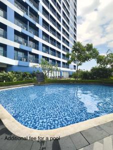 un árbol artificial para una piscina frente a un edificio en Heart of Makati, Fully furnished condo, cbd central location, en Manila