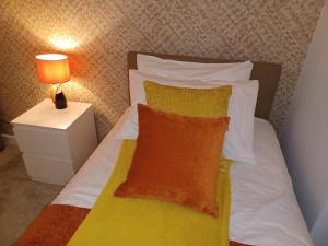 En eller flere senge i et værelse på Richmond Cottage - Brand New 4BR Holiday Home, just 3 minutes from the beach with Pool Table and Free Parking