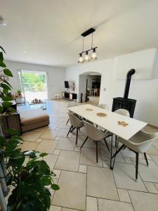 un salon avec une table et des chaises et une cheminée dans l'établissement Charmante maison, 3 chambres et parking, Vienne, à Vienne